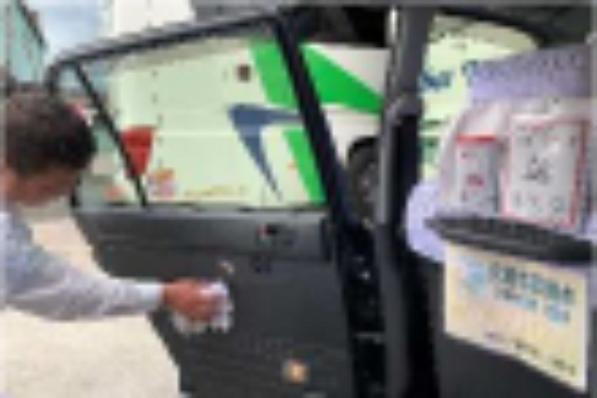車内をアルコール消毒している様子
